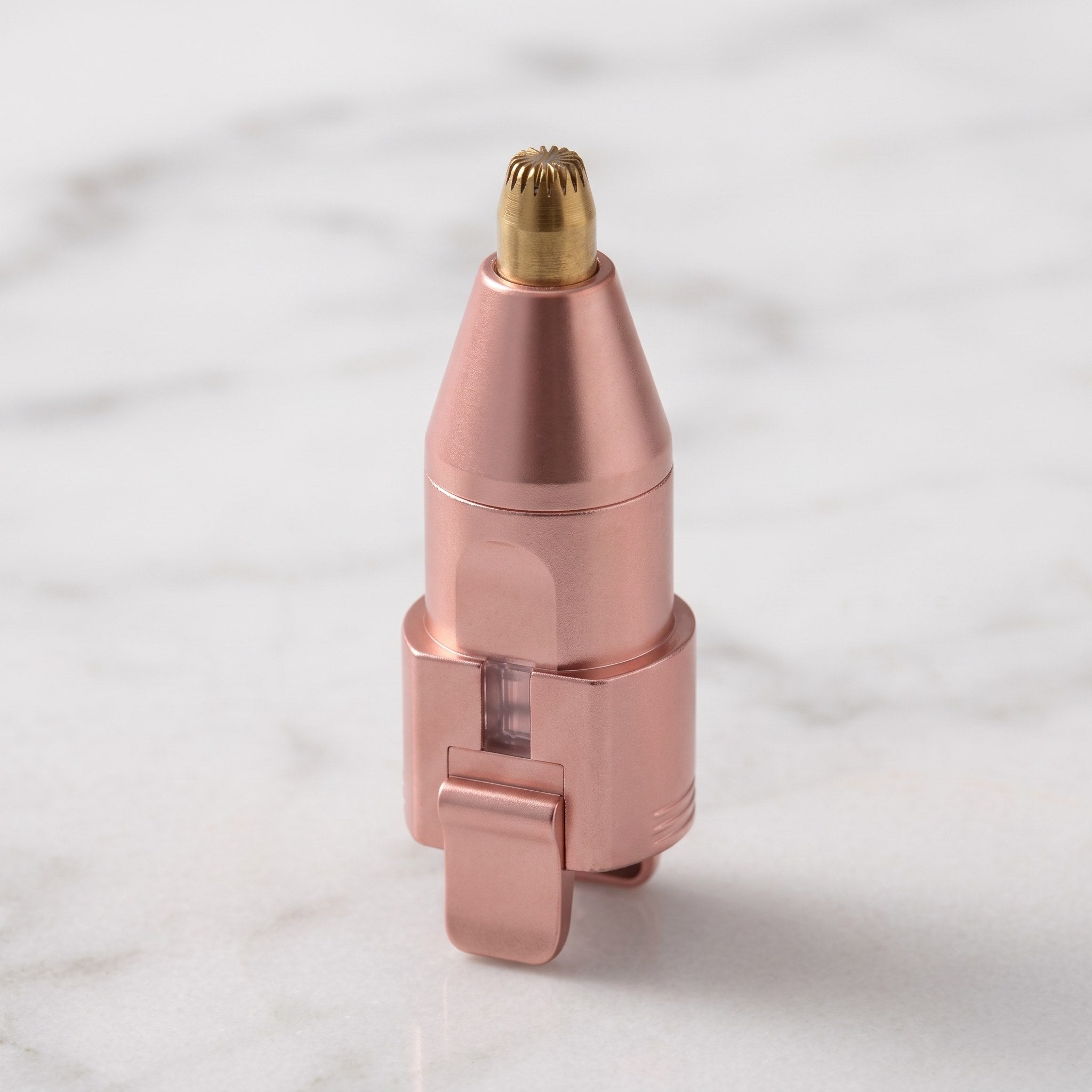 Los cabezales se cambian a mano, junto al cable USB y el cepillo